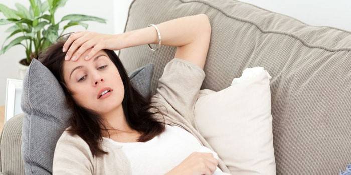 Девушка лежит на диване