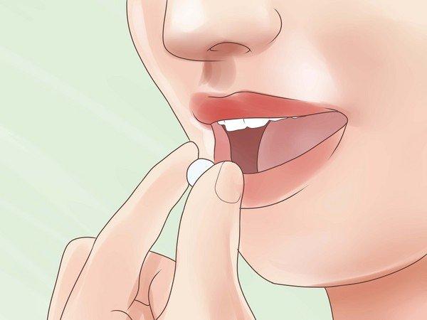 девушка пьет таблетку