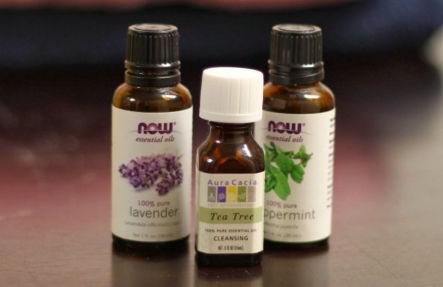 фирное масло лаванды или эфирное масло чайного дерева