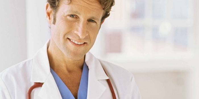 Мужчина-врач