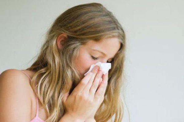 насморк у девушки