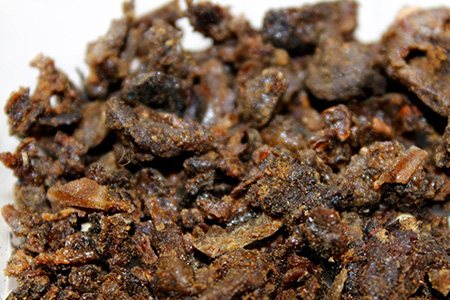 Прополисом называют клейкое вещество, которое остается после переваривания пчелами цветочной пыльцы