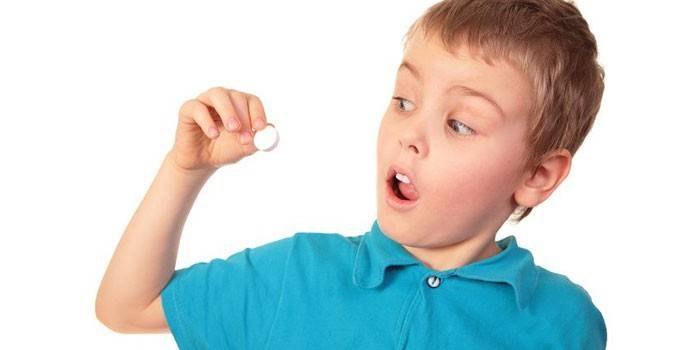 Ребенок с таблеткой в руке