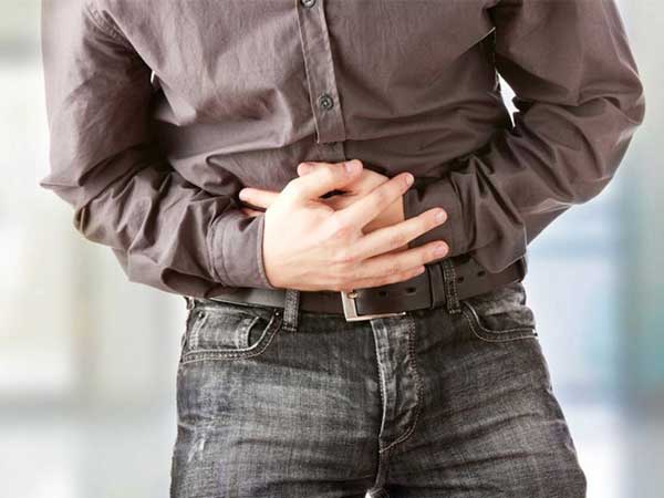 у мужчины болит живот