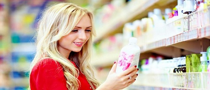 Женщина выбирает крем в магазине
